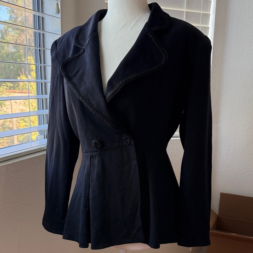 Elegant Women's Black Blazer